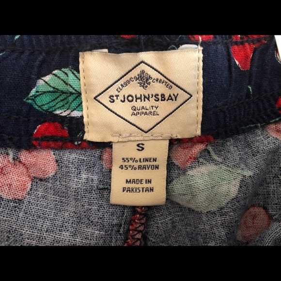 2/$14 ❤️ St. John’s Bay Linen Rayon Blend Cherry Pattern Shorts Sz S - Picture 2 of 6